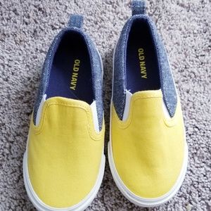 Size 7 old navy toddler shoes